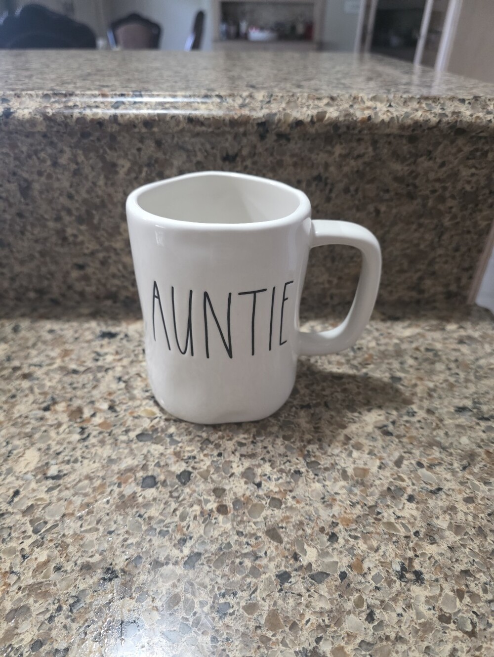 White 'AUNTIE' Ceramic Coffee Mug - Classic Everyday Cup